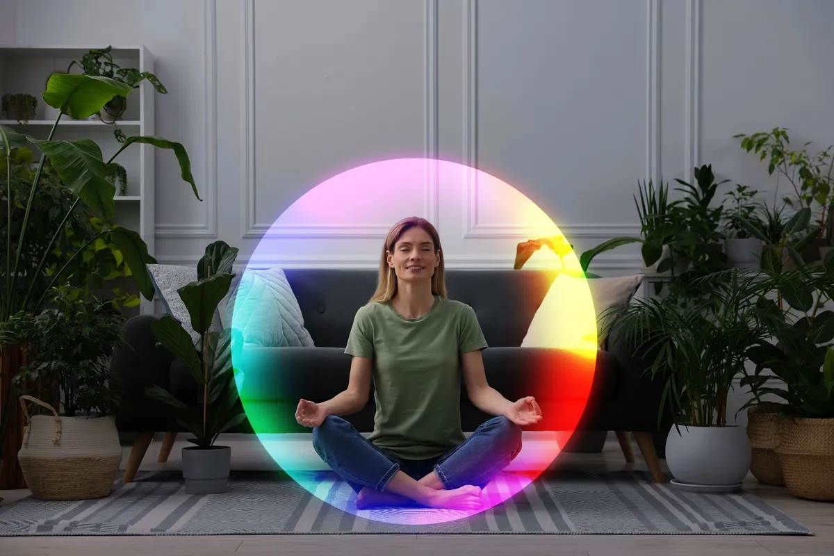 meditáló nő körül színes aura van, ami a személyiségteszt témája
