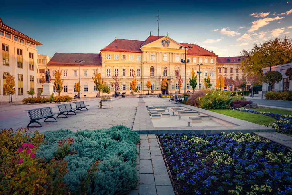 A megyei kormányzati hivatal, vagyis a Megyehaza panorámája őszi naplemente idején. 