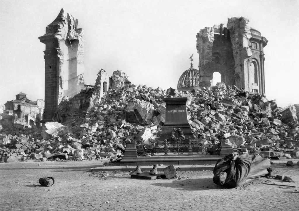 A pusztítás után, épületek romjai és újjászületése képeken, II.világháborúlebombázottépületek, 