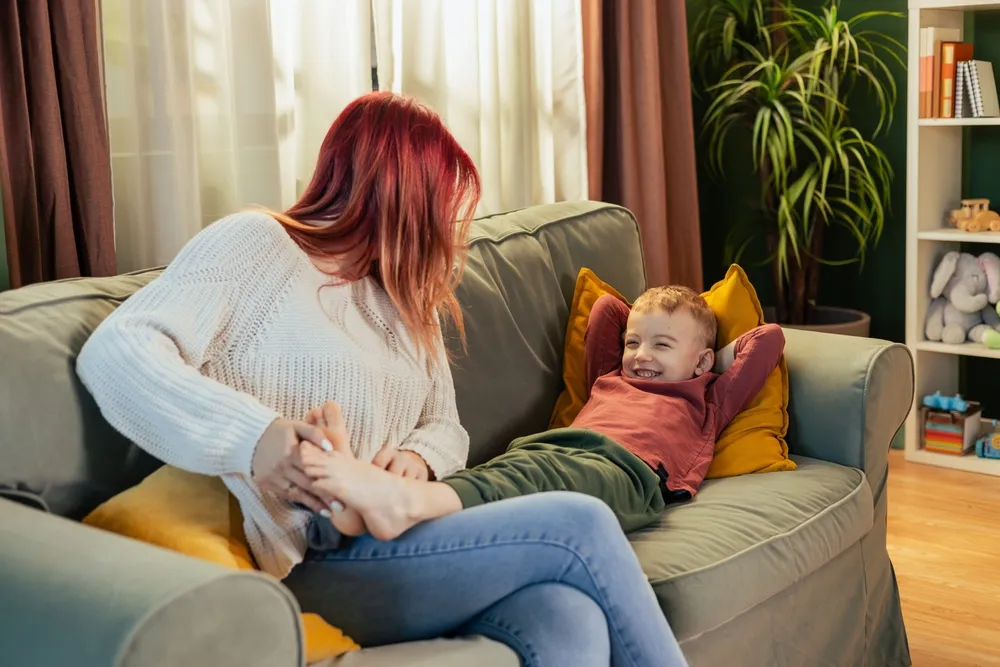 Anyuka és kisfia a csiklandozás hevében