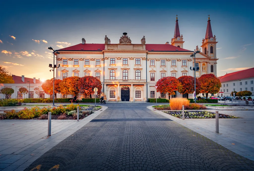 A csodálatos őszi naplementében fürdő szombathelyi Püspöki palota.