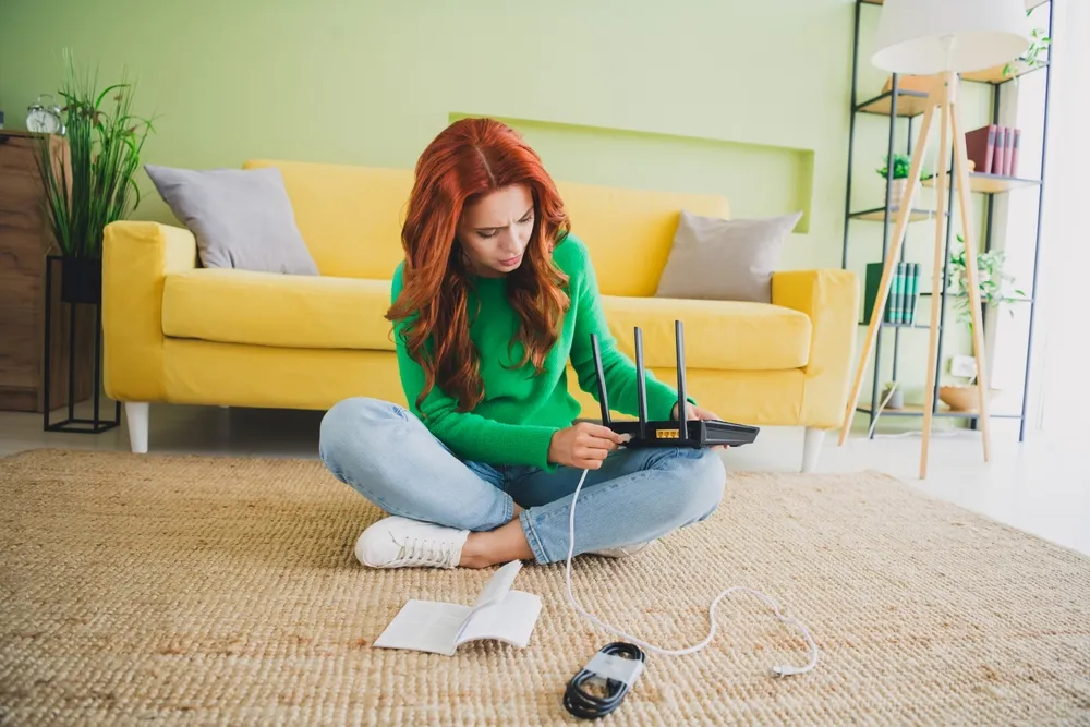 Fiatal nő és wifi router szerelése