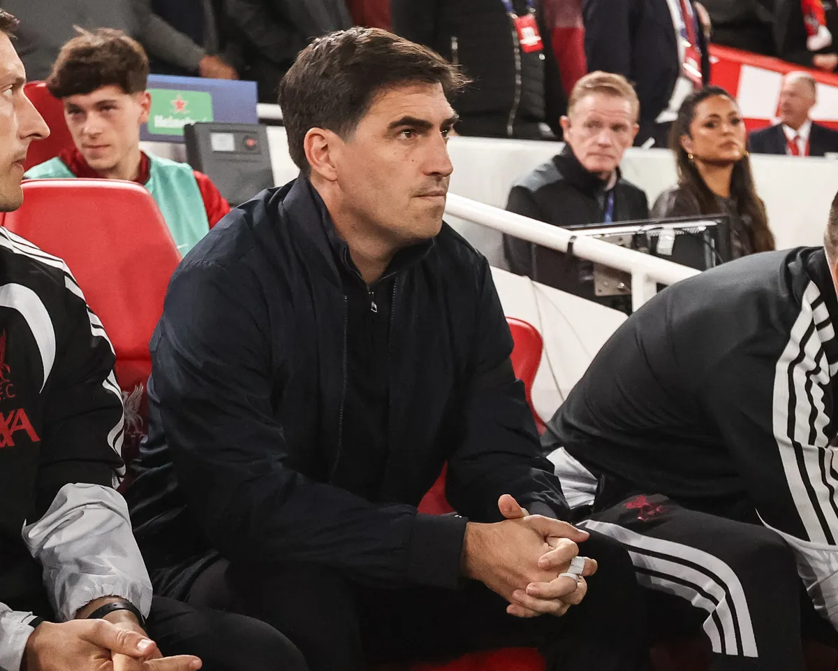 Andoni Iraola babonából tekeri be az ujjait