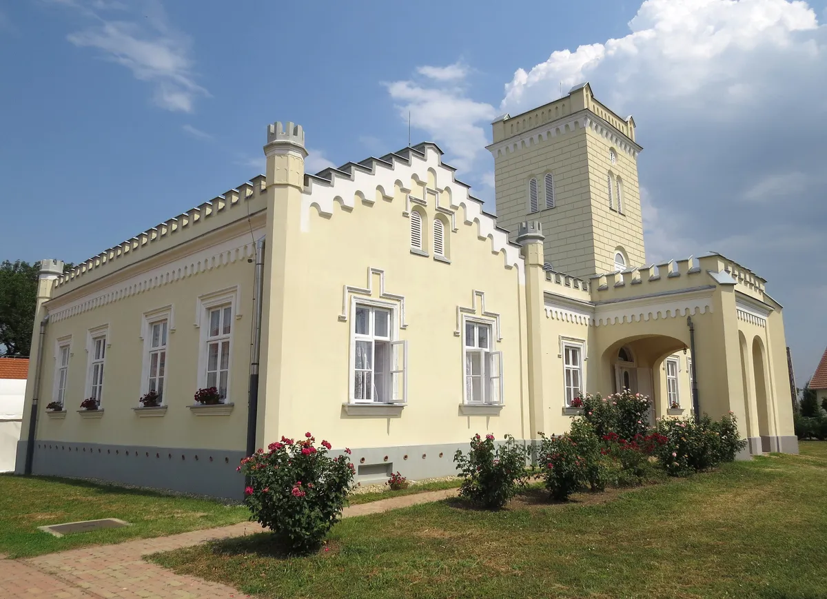 A zsákai Rhédey-kastély külső homlokzata.