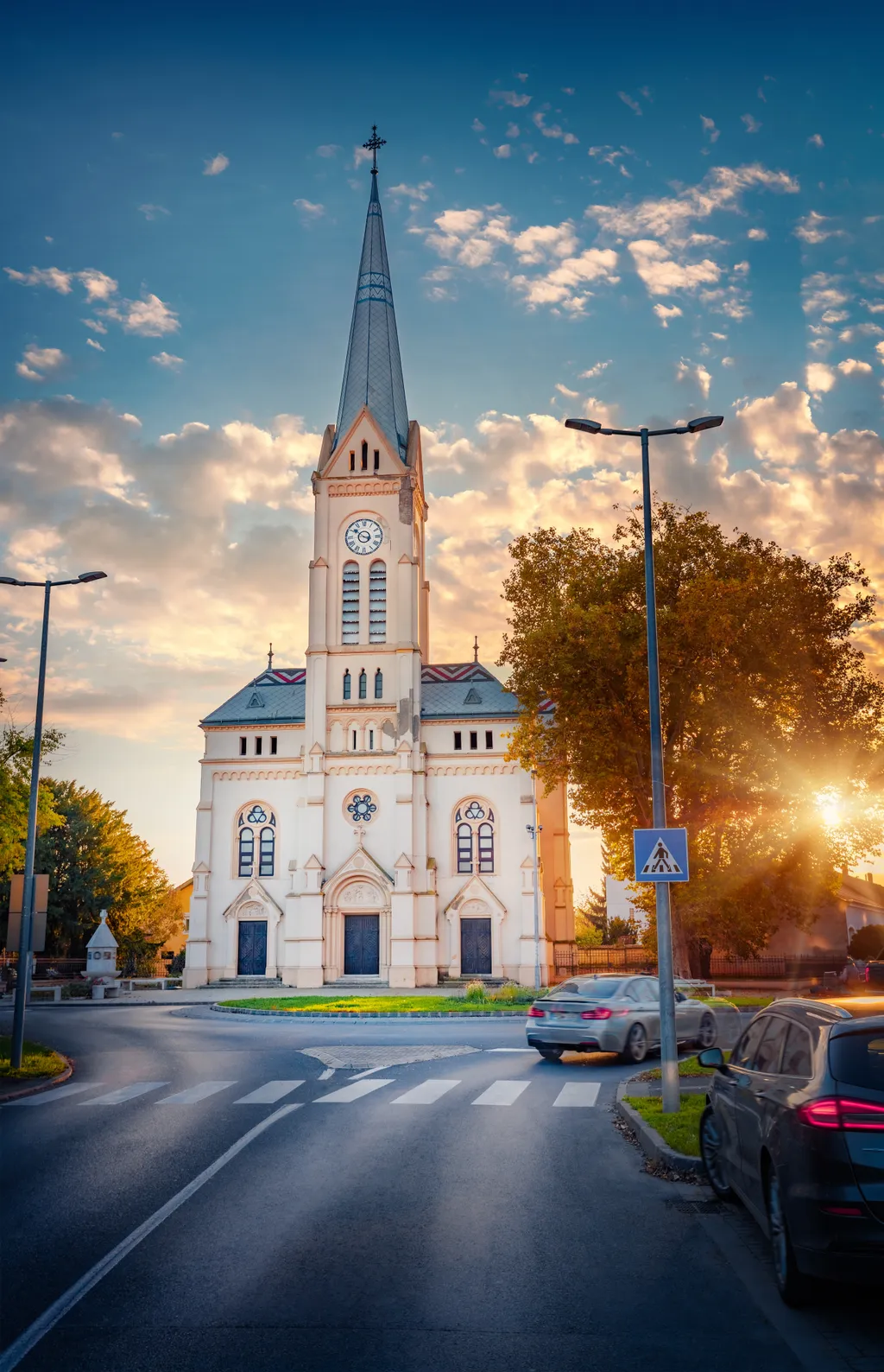 Festői őszi naplemente a szombathelyi evangélikus templom mellett. 