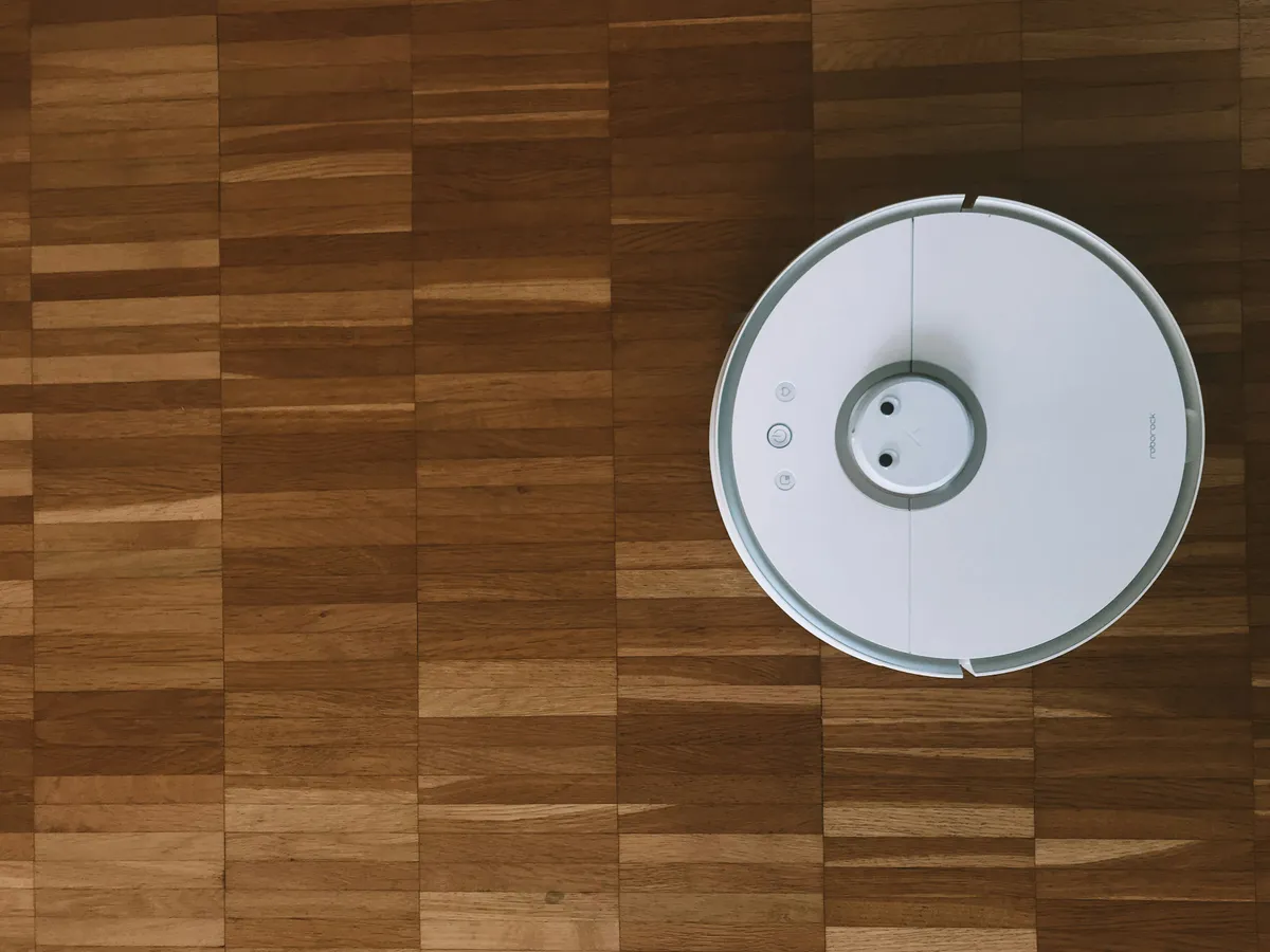 Robotporszívó buktatta le a hűtlen feleséget, mégis férje került a rácsok mögé