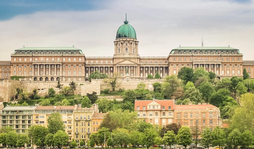 Az újjáépült várnegyed Budapest egyik legvonzóbb turisztikai látványossága. 