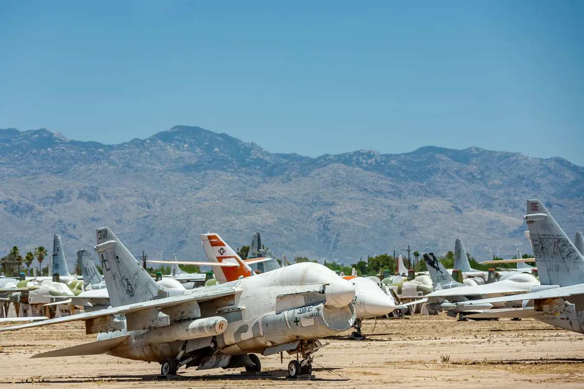 Kiszuperált katonai gépek az AMARG - Davis-Monthan Air Force Base repülőgéptemető területén. 