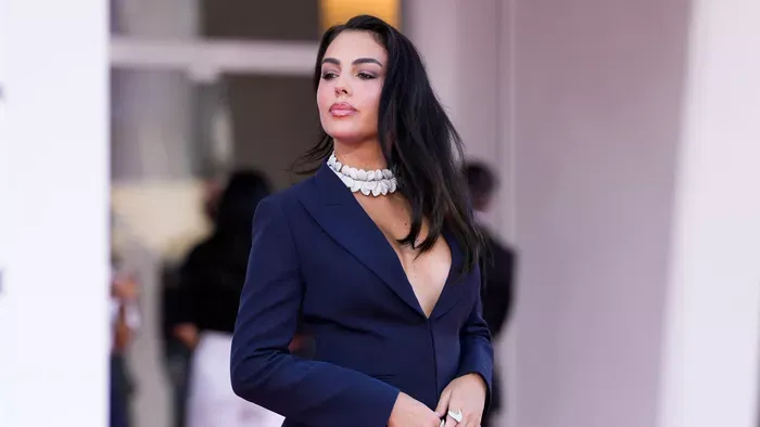 Falatnyi bőrszoknyában villantott Ronaldo felesége