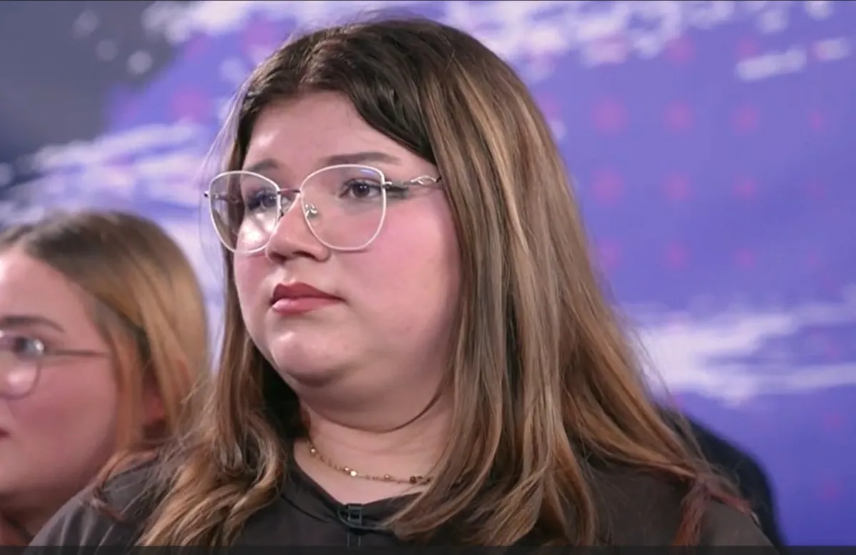 Helfy Roxána szemüvegben a színfalak mögött áll.