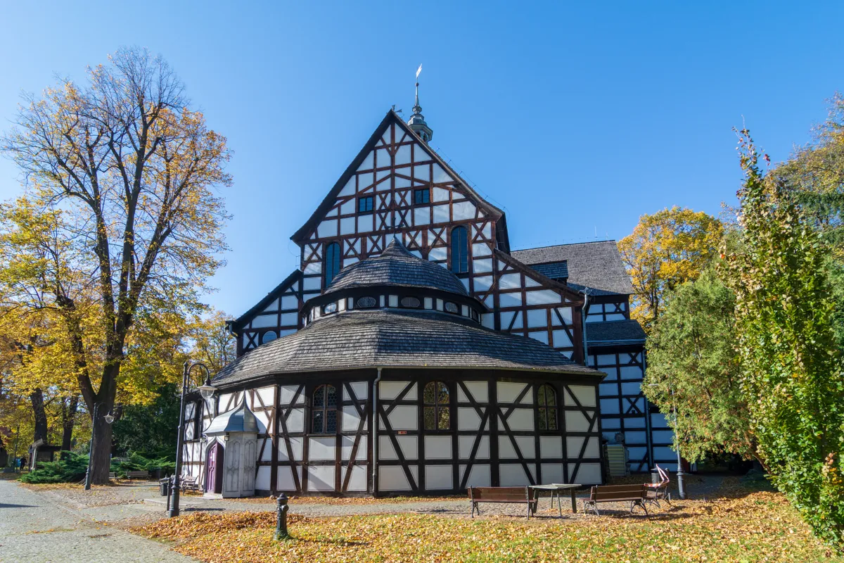 A legszebb lengyel kisvárosok egyike Świdnica fagerendás templma ősszel.