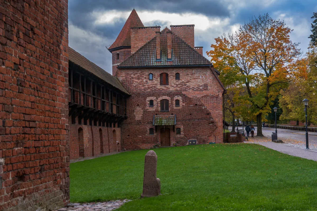 A lengyelországi Malbork lovagvára őszi környezetben. 