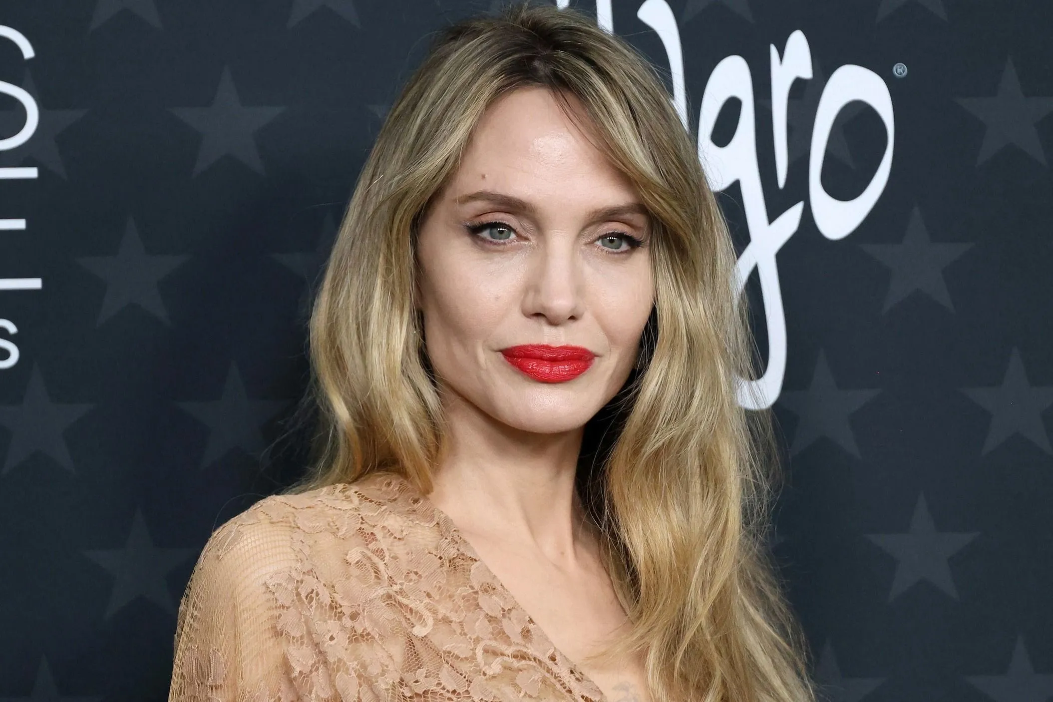 Kiderült, mennyiért adta el luxusingatlanját Angelina Jolie