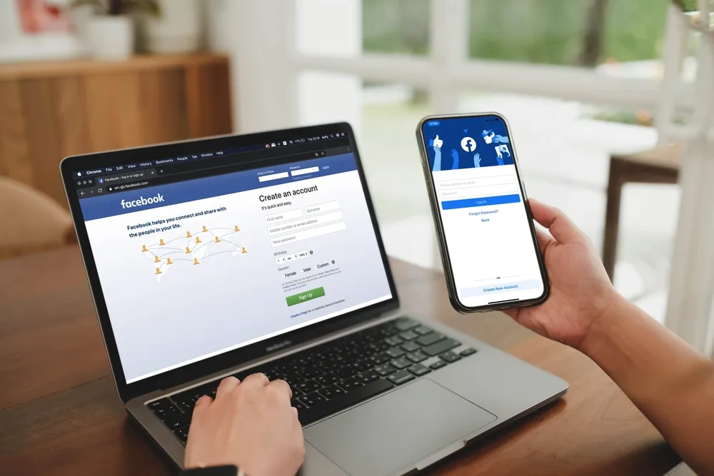 Férfi facebookot éz