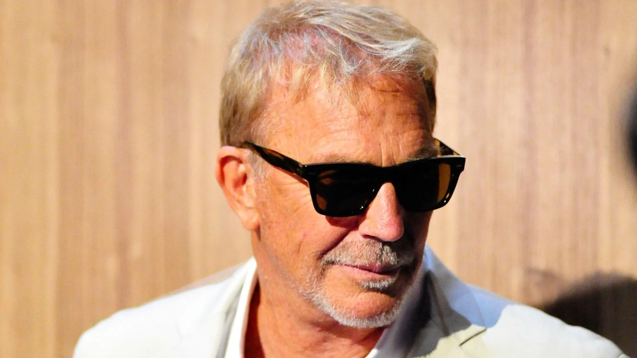 Kevin Costner egy nála 30 évvel fiatalabb nővel randizgat