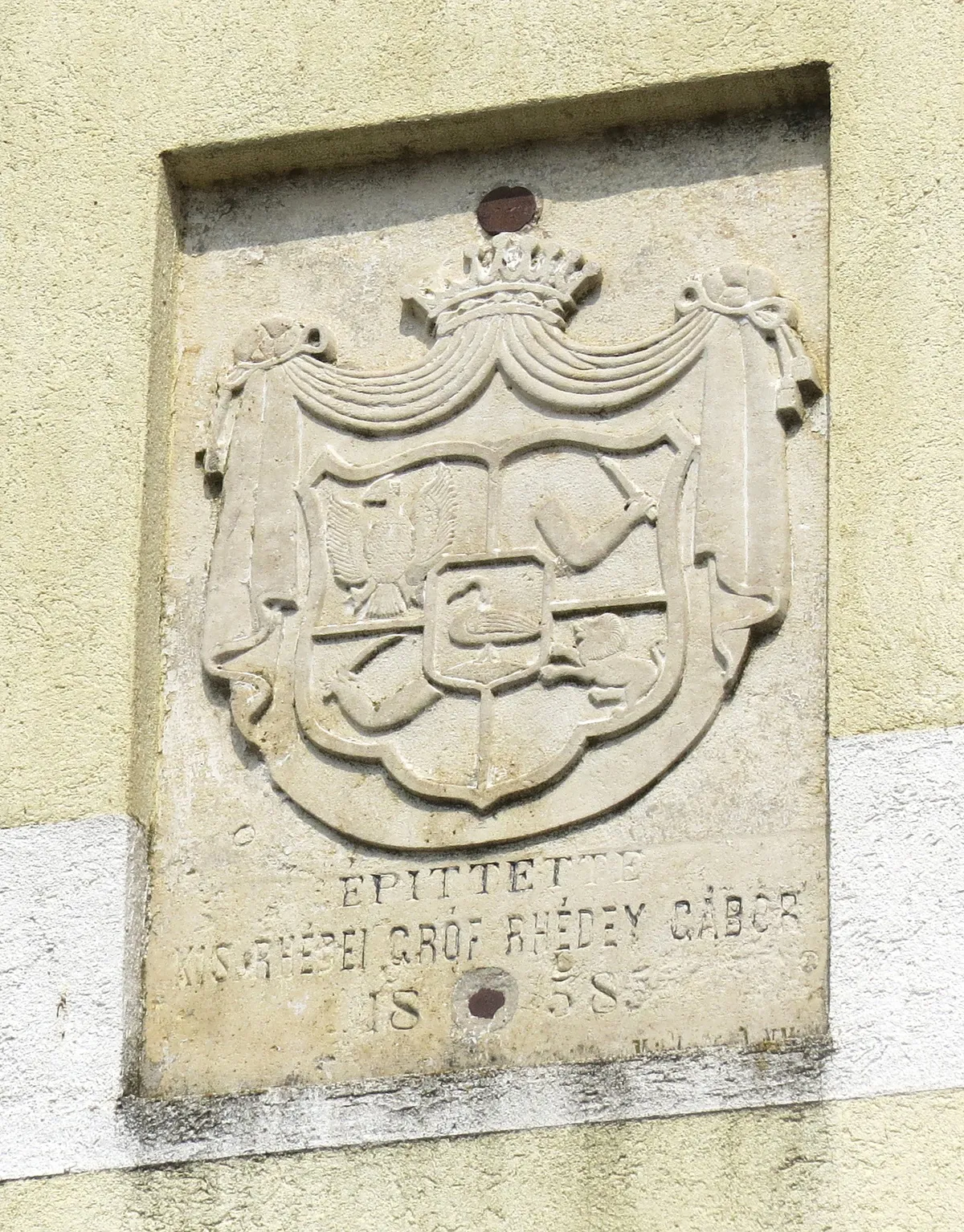 A Rhédey-család címere.