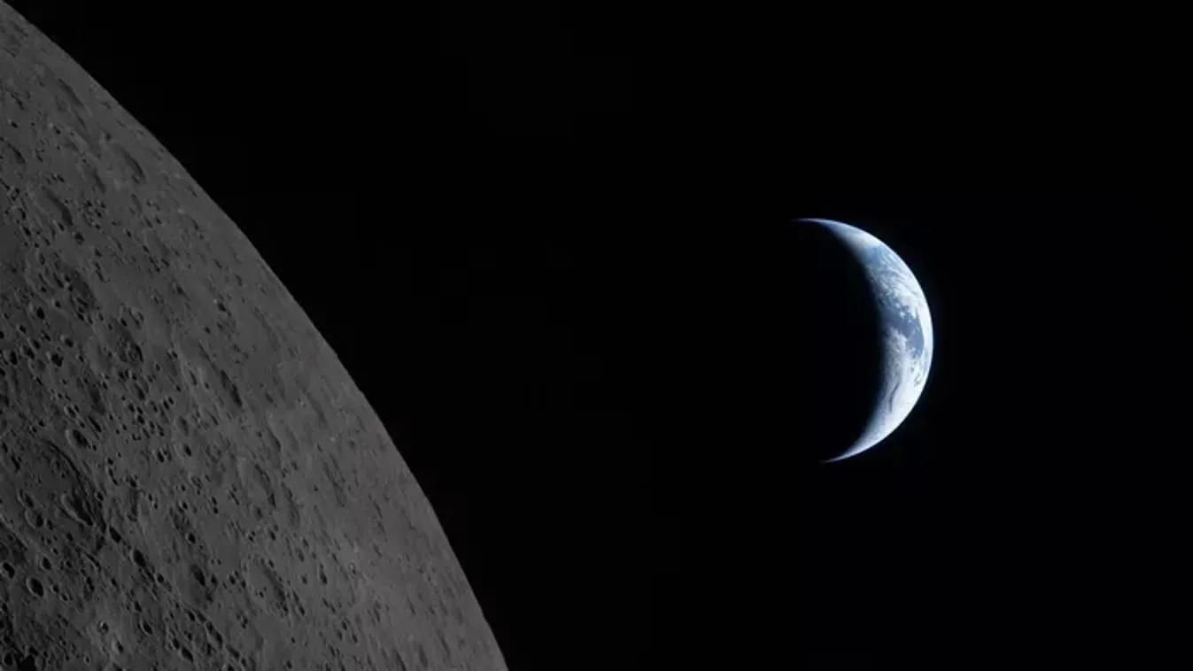 Rejtélyes objektumot szúrtak ki a Hold felszíne felett