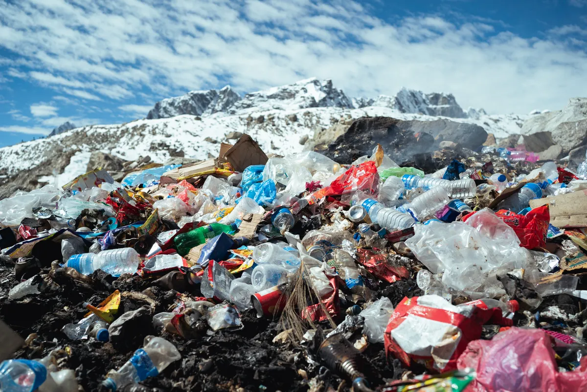 Szemét a Mount Everest alaptáborának közelében.