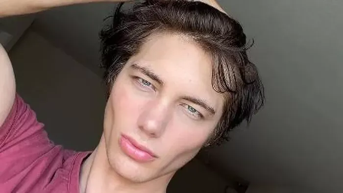 Gyermekpornó birtoklásával vádoják a TikTok-sztárt