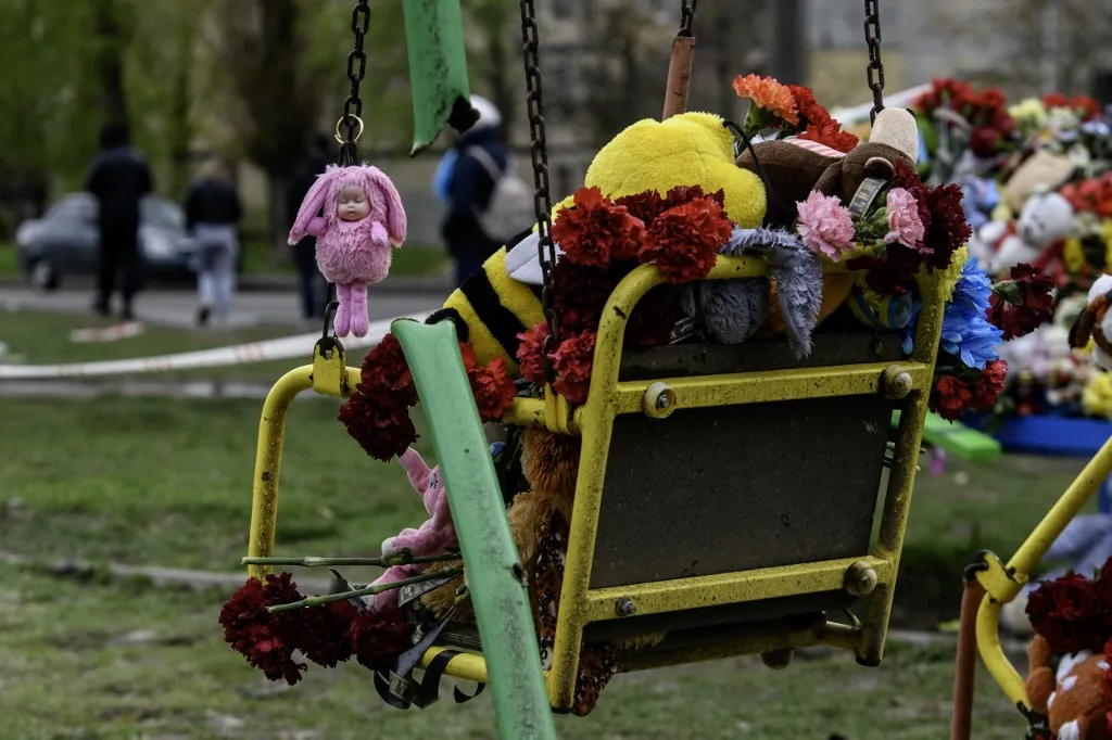 Noah Woods, eltűnt gyermek, Brantham, Suffolk, gyermek keresése, játszótér, rendőrségi keresés Virágokkal és játékokkal emlékeznek a hároméves kisfiúra annál a játszótérnél, ahol utoljára látták