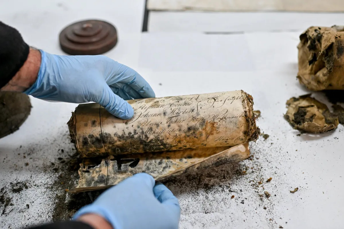 Nagyszeben, tanácstorony, Brukenthal Múzeum, restaurálás, történelmi lelet, műemlék, papír-restaurálás, Az időkapszula tartalmát a Brukenthal Múzeum szakemberei vizsgálják Fotó: Brukenthal National Museum / Facebook