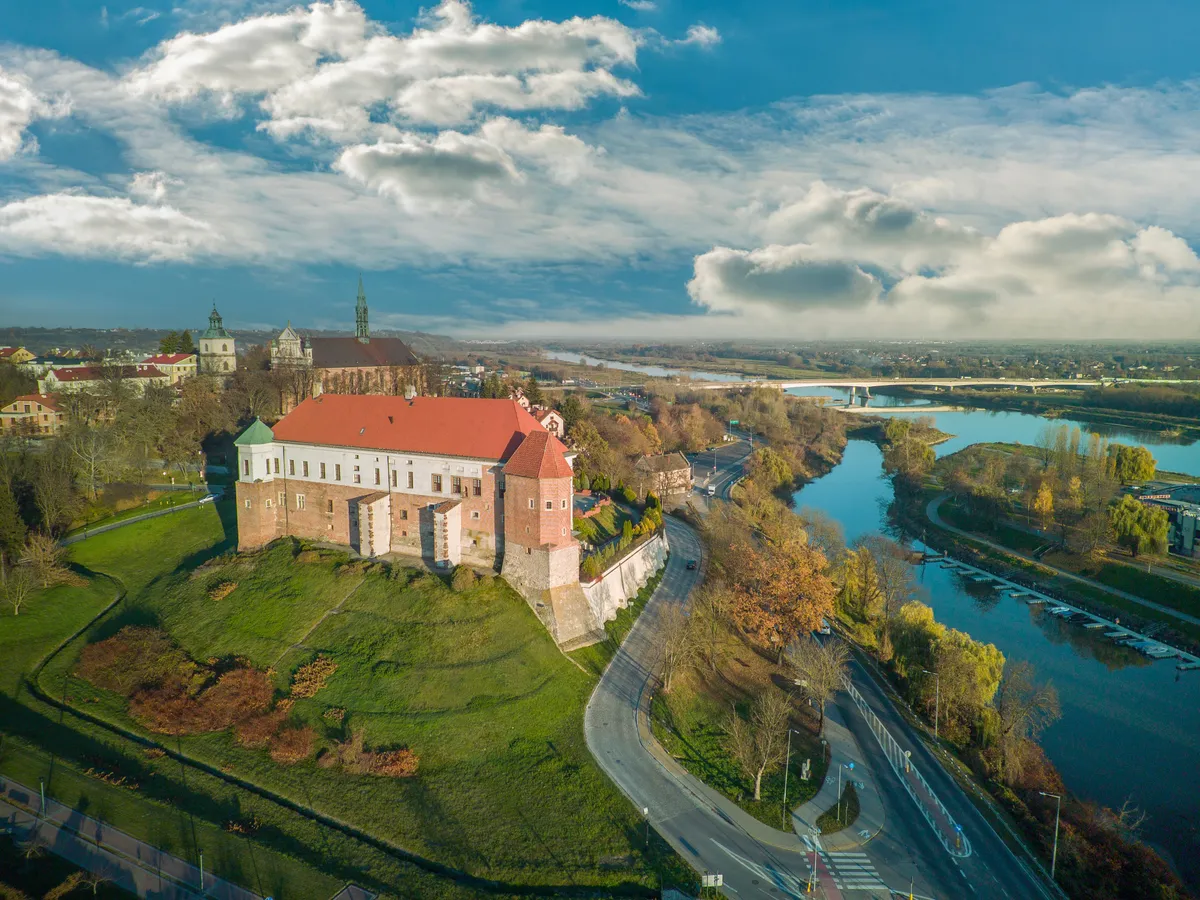 Sandomierz lengyel város erődje légi fotón.