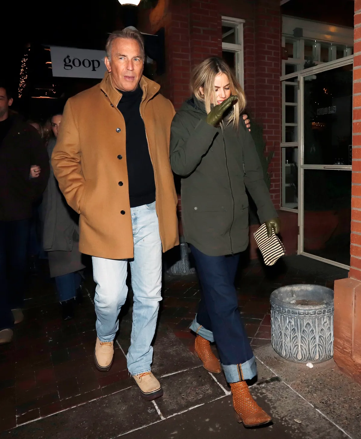 Kevin Costner válása után egy évig Kelly Noonan Goresszel volt laza kapcsolatban.