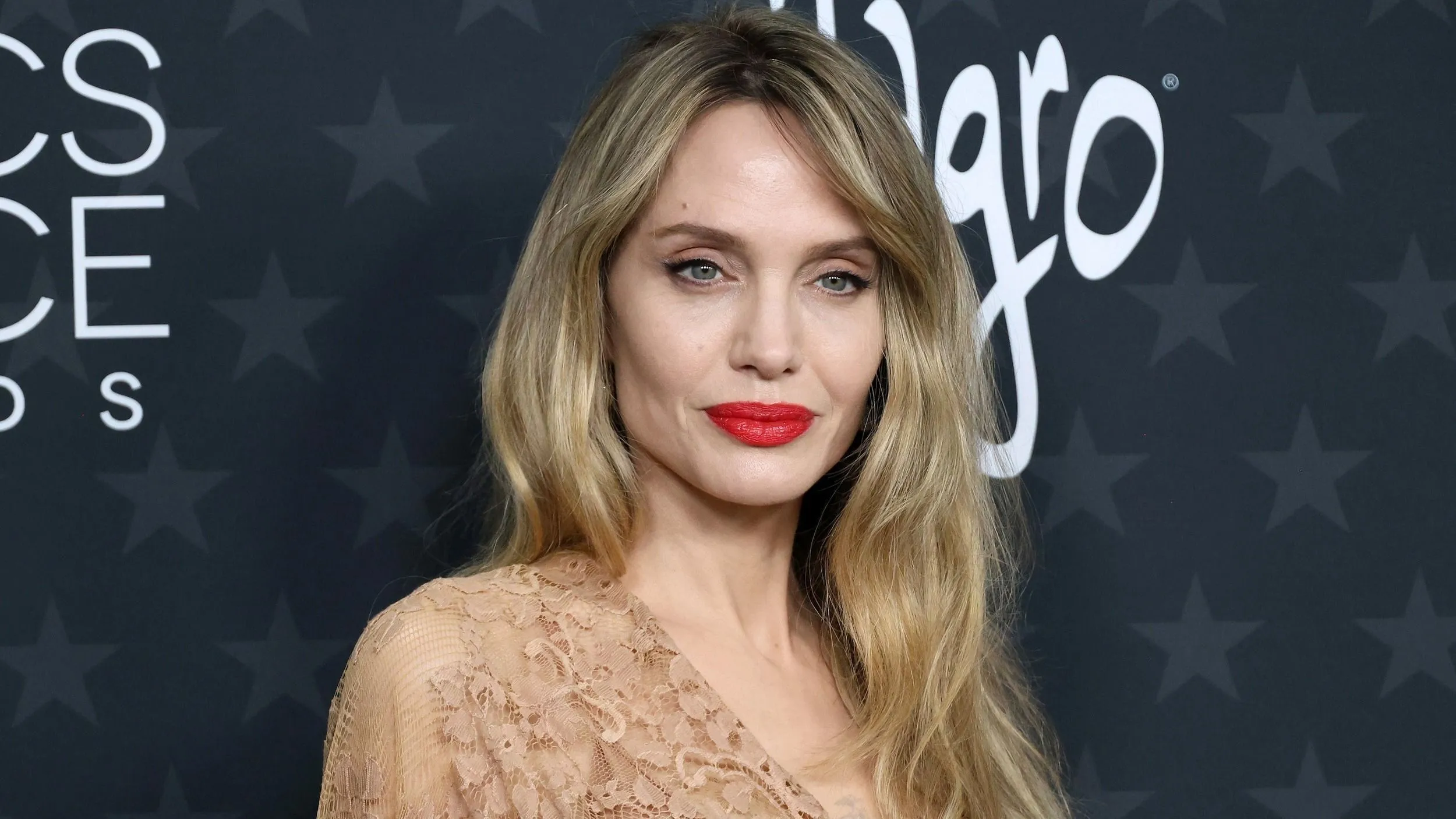 Kiderült, mennyiért adta el luxusingatlanját Angelina Jolie