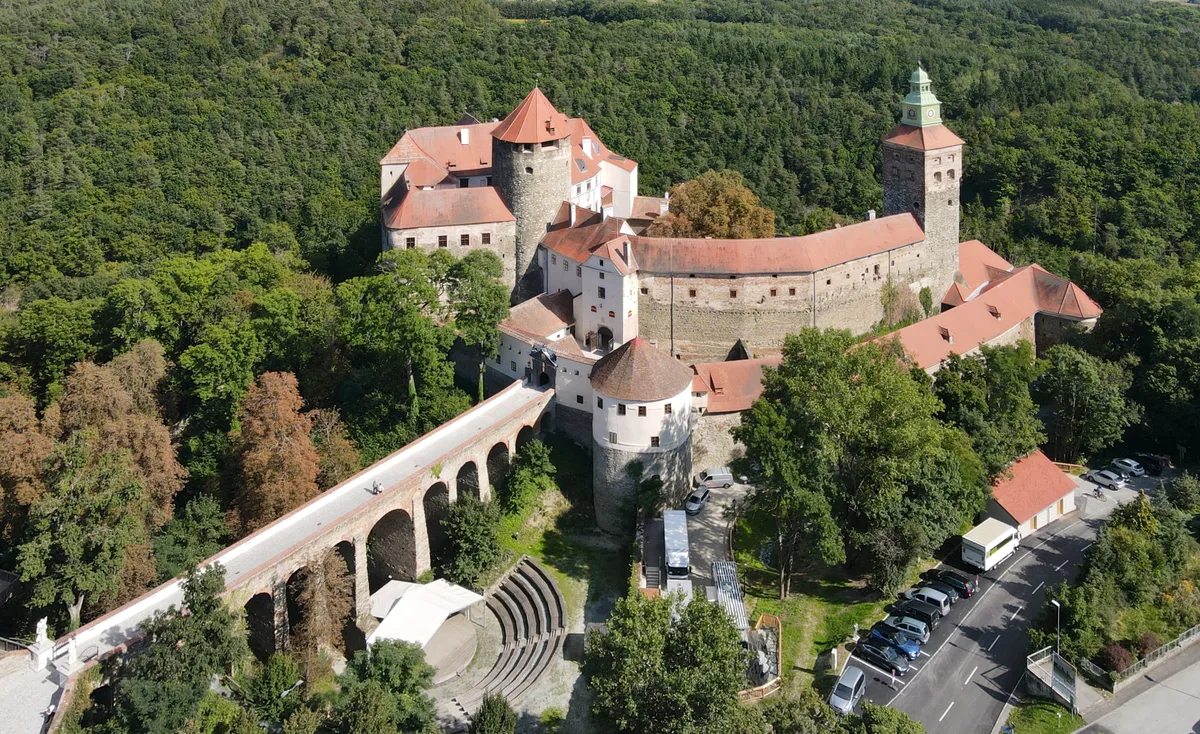 Városszalónak vára és a környező erdők a magasból fotózva. 
