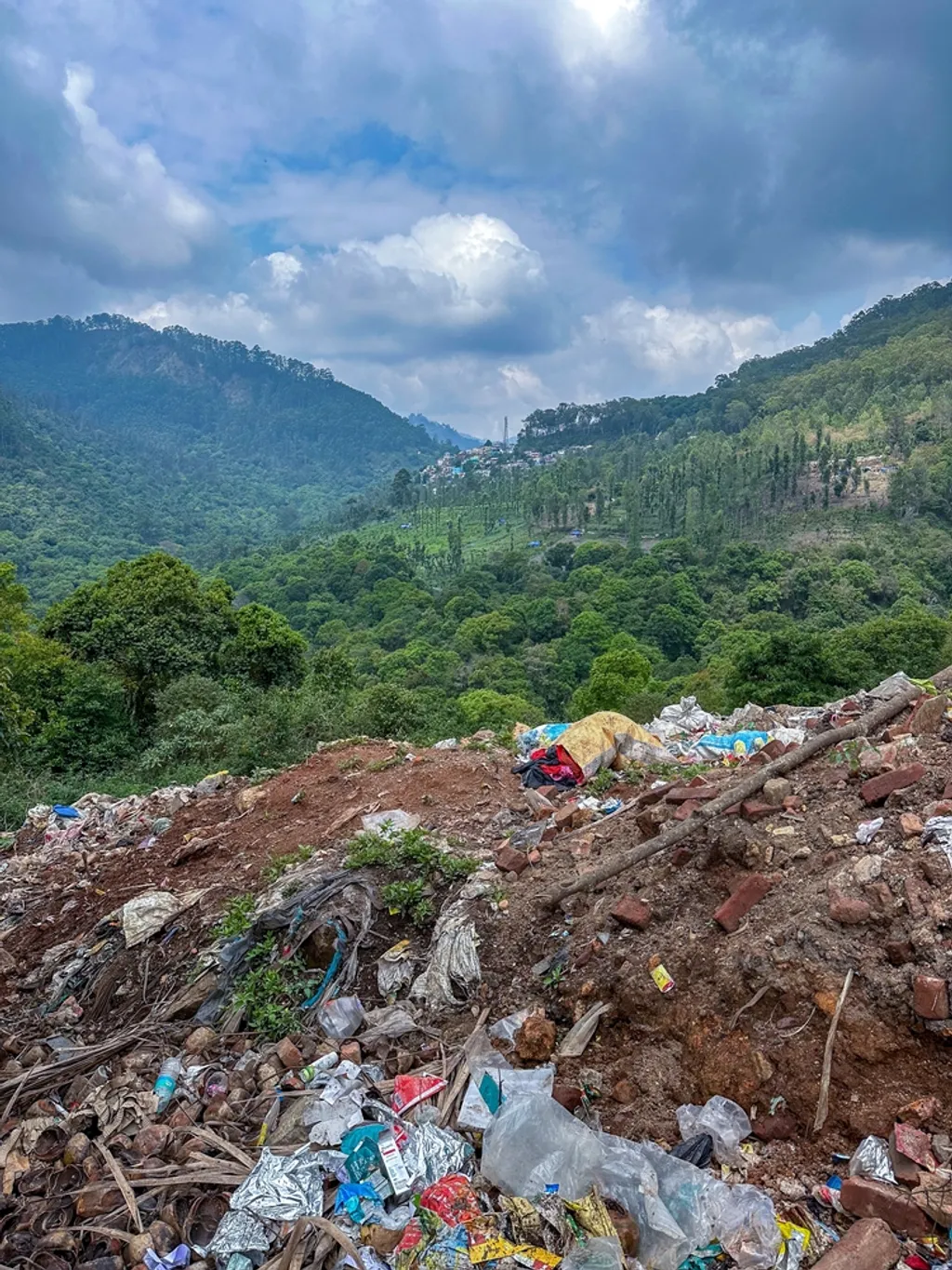 Szemét, szemét és szemét: Kodaikanal hegyi üdülőfalu Indiában. 