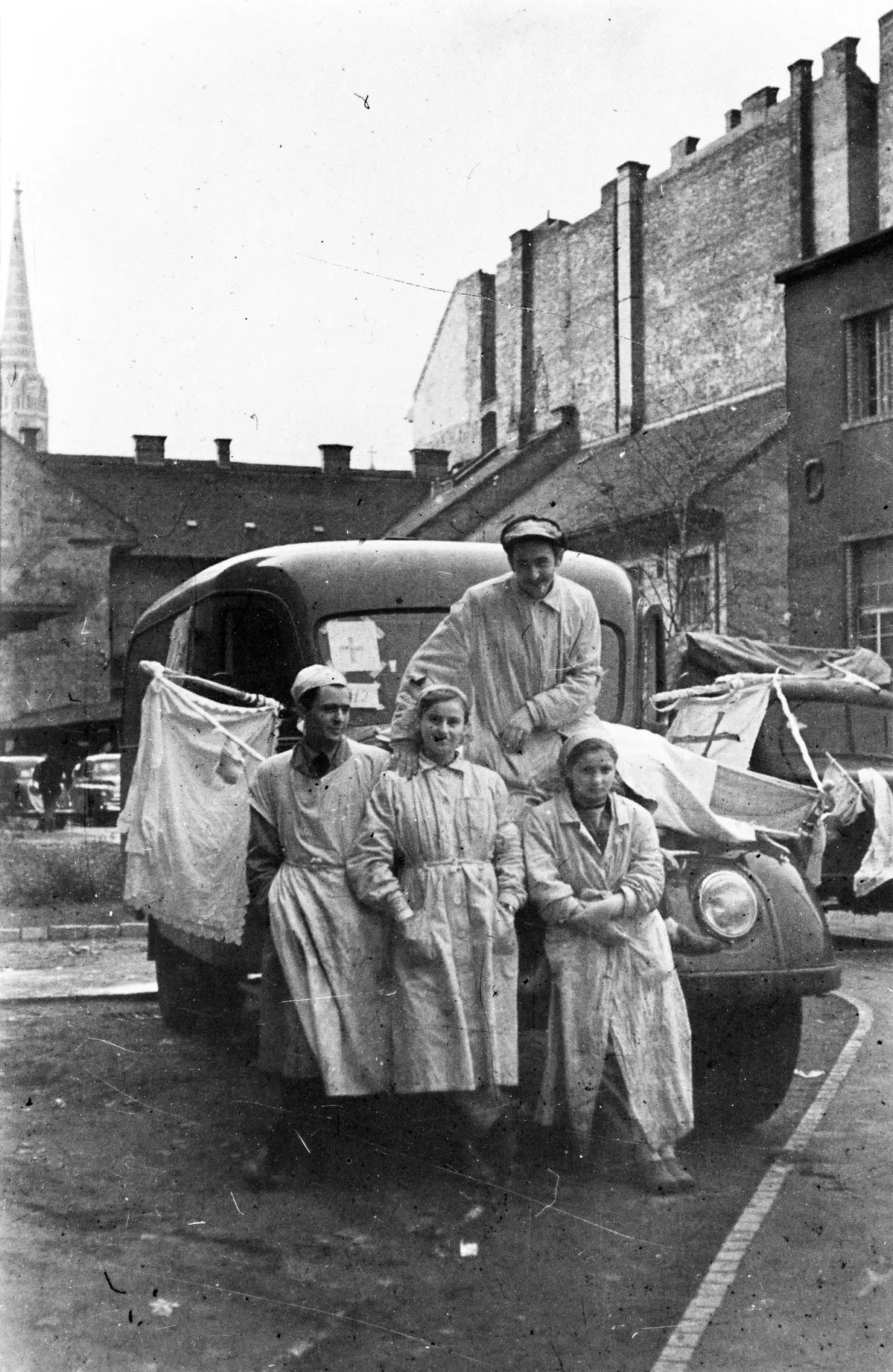 Péterfy Sándor utcai kórház udvara mentőautóval és ápolókkal az 1956-os forradalom idején.