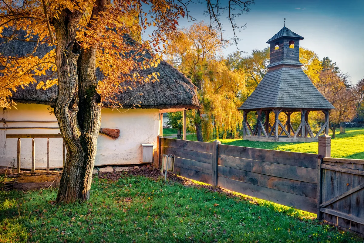 A legszebb magyar skanzenek közé tartozik a Vasi skanzen is, amely ősszel is gyönyörű.