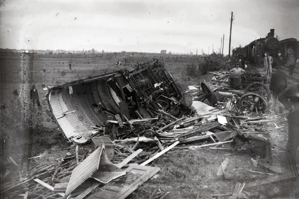 1937: Vecsés - Üllő állomások között, a Szegedre tartó személyvonat július 12-én, tehervonatról leszakadt vagonba ütközött. (Bojár Sándor)