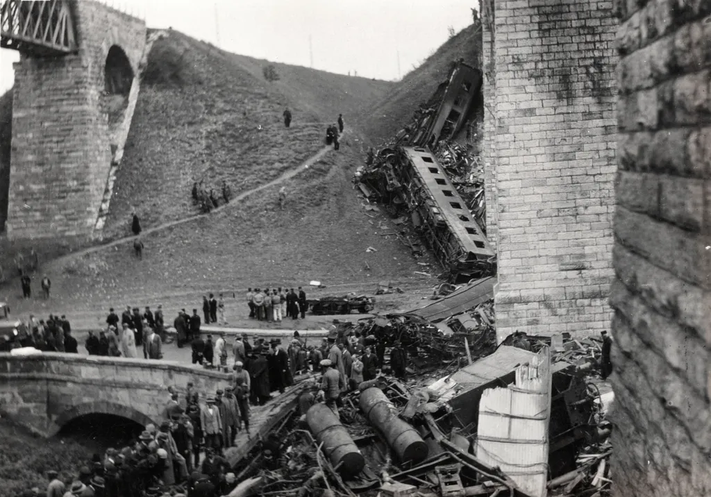 1931: a felvétel a biatorbágyi vas úti viaduktnál a szeptember 13-i merénylet után készült. (Becker György)