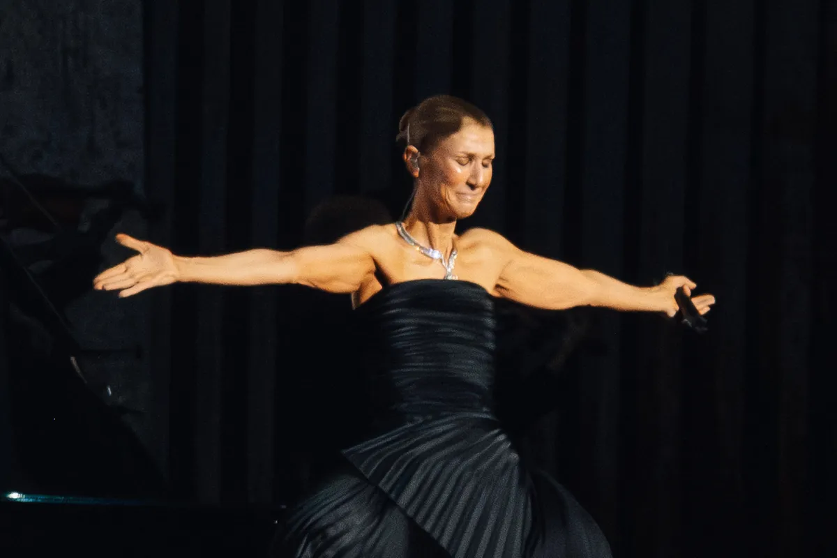 Celine Dion párizsi koncertsorozatának nyitóelőadásán könnybe lábadt szemmel köszönte meg a rajongóinak a sok szeretetet és támogatást, amit kapott.