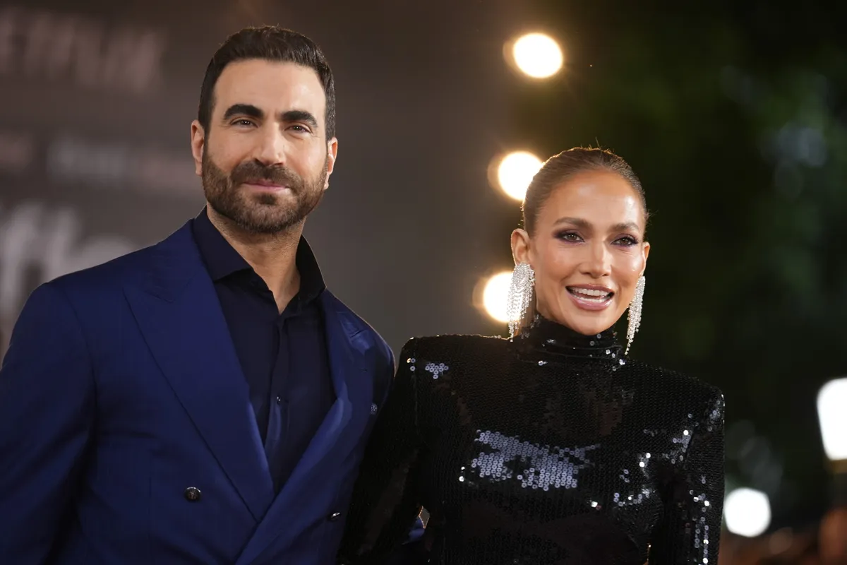 Jennifer Lopez és Brett Goldstein a Munkahelyi románc forgatásán ismerkedtek meg.