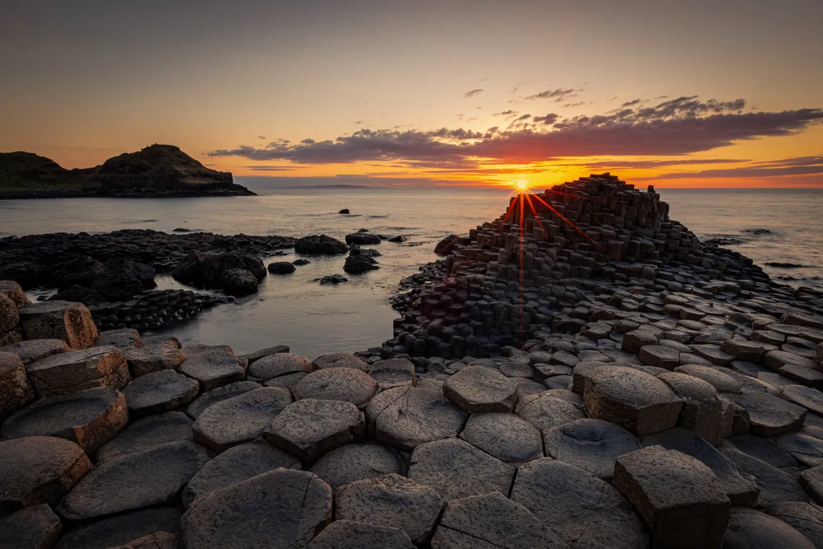 A Giant’s Causeway bazaltkockái Észak-Írországban, naplemente idején