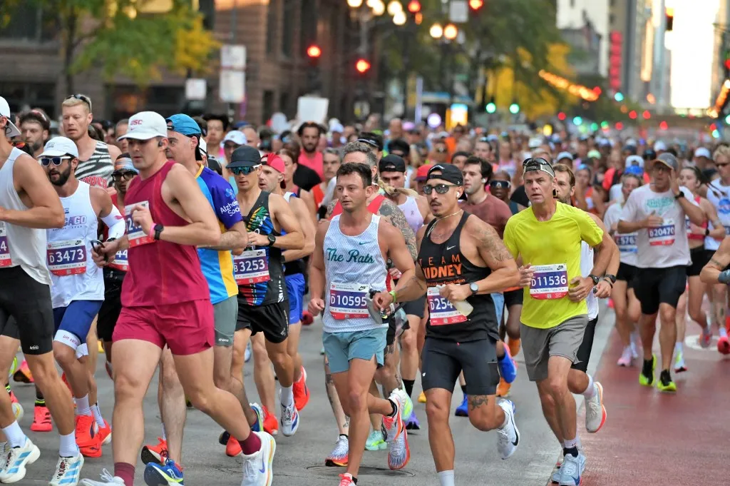 maraton, chicagói maraton, Wyatt Anderson, 17 éves fiú, gerincsérülés, bénulás, rehabilitáció, maratonfutás, futóverseny, felépülés, kitartás, inspiráló történet, jótékonysági futás, A chicagói maraton a világ egyik legismertebb és legrangosabb futóversenye.