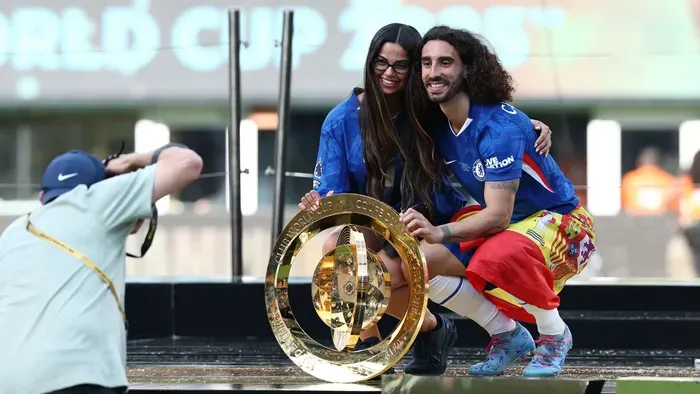„Szeretlek, jóképűm!” - Claudia szexi ruhában hódított az Aranylabda-gálán