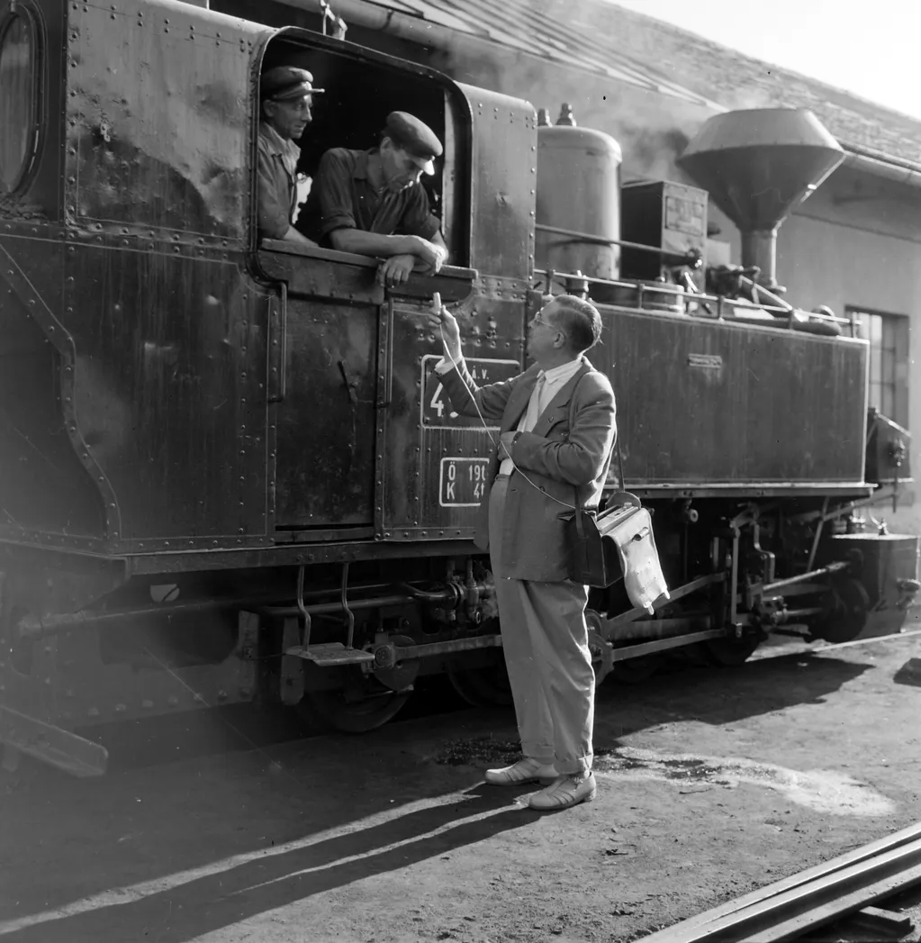 1959: a nyíregyházi vasútállomás fűtőházánál Halmai Tivadar a Magyar Rádió riportere Pilinszki András mozdonyvezetővel készít riportot. (Szalay Zoltán)
