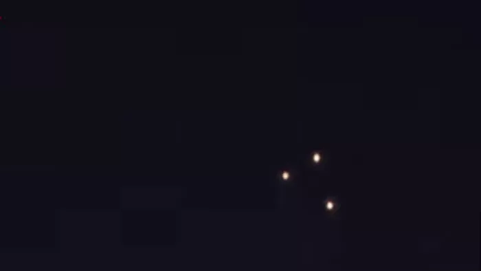 Titokzatos UFO bukkant fel az éjszakai égbolton