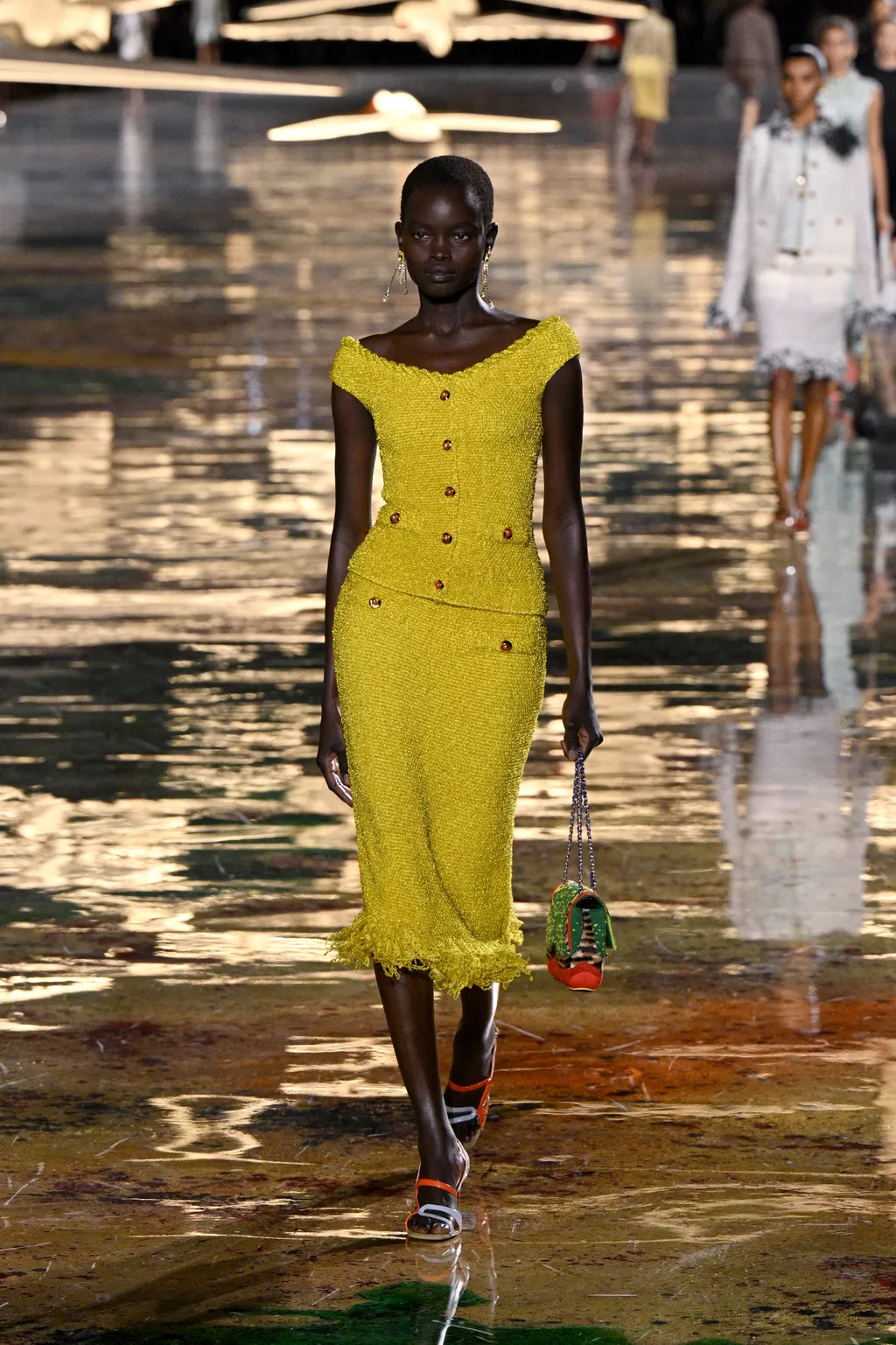 Rachel Ojuromi a Chanel 2027-es tavaszi-nyári ready-to-wear kollekciójának bemutatóján a párizsi divathéten