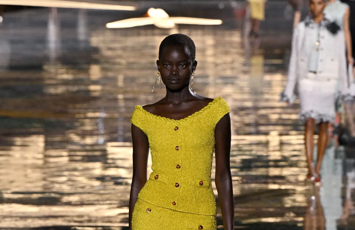 Rachel Ojuromi a Chanel divatbemutatóján a 2026-is párizsi divathéten