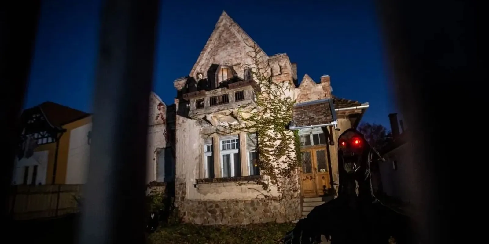 Rémisztően élethű alak jelent meg egy magyar ház erkélyén