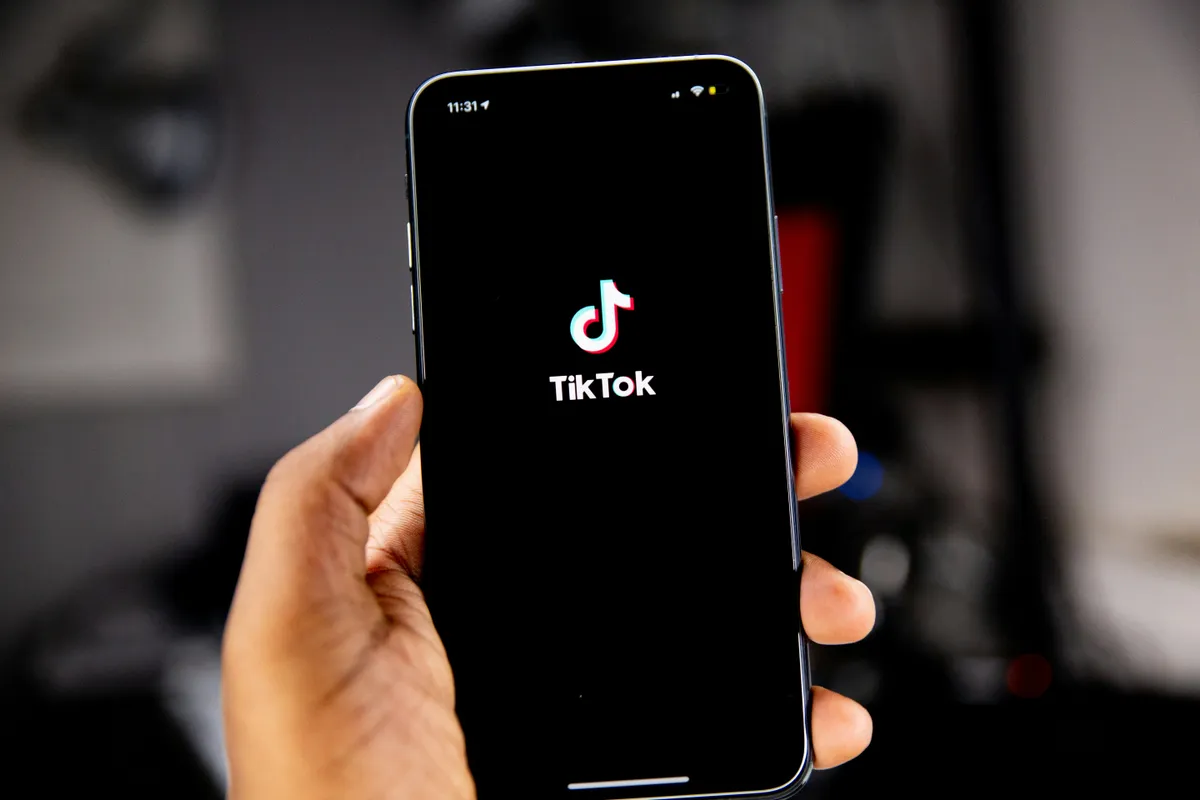 Több mint 100 TikTok-videóban teregette ki két nő személyes adatait egy "démonológus" férfi