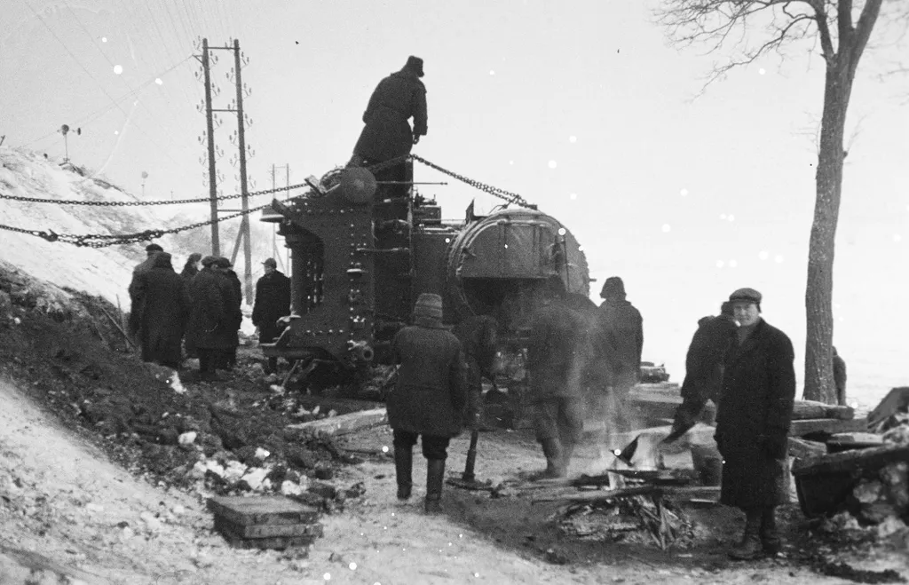 1942: a martonvásári vasútállomás közelében készült felvételen a január 17-én gyorsvonat és tehervonat ütközésekor kisiklott mozdony látható.