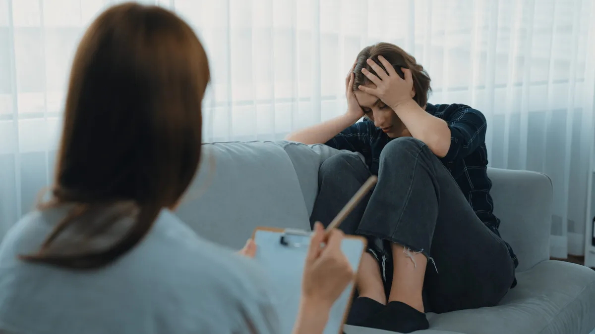 Fiatal nő pszichológusnál gyermekkori trauma miatt