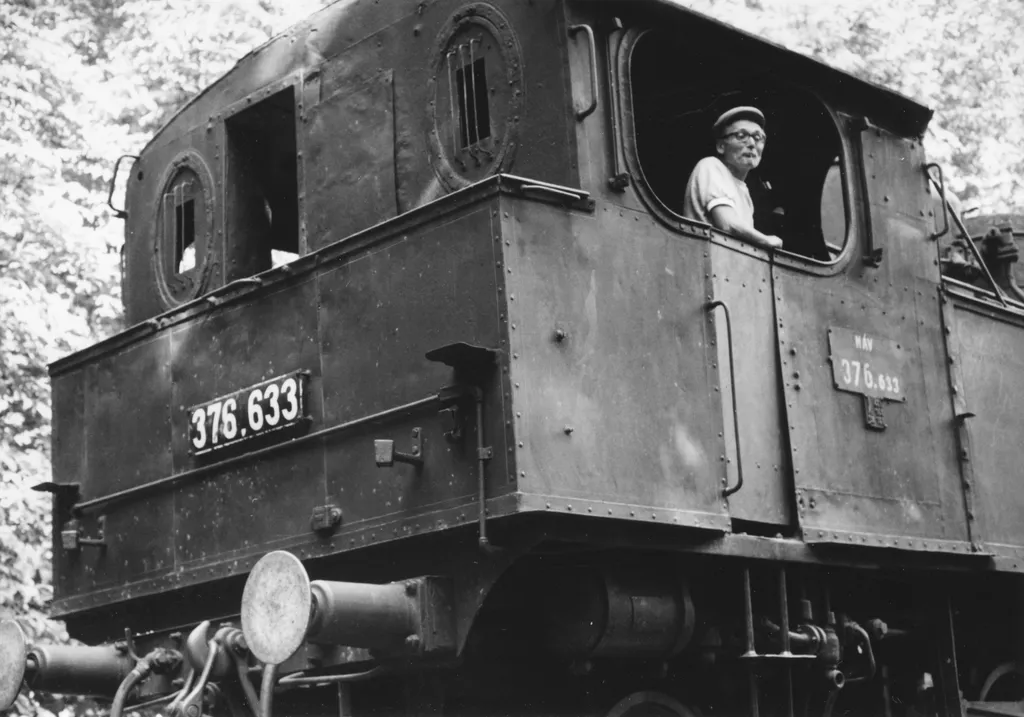 1975: MÁV 376 sorozat mozdonyvezetője. (Bordács Ferenc)