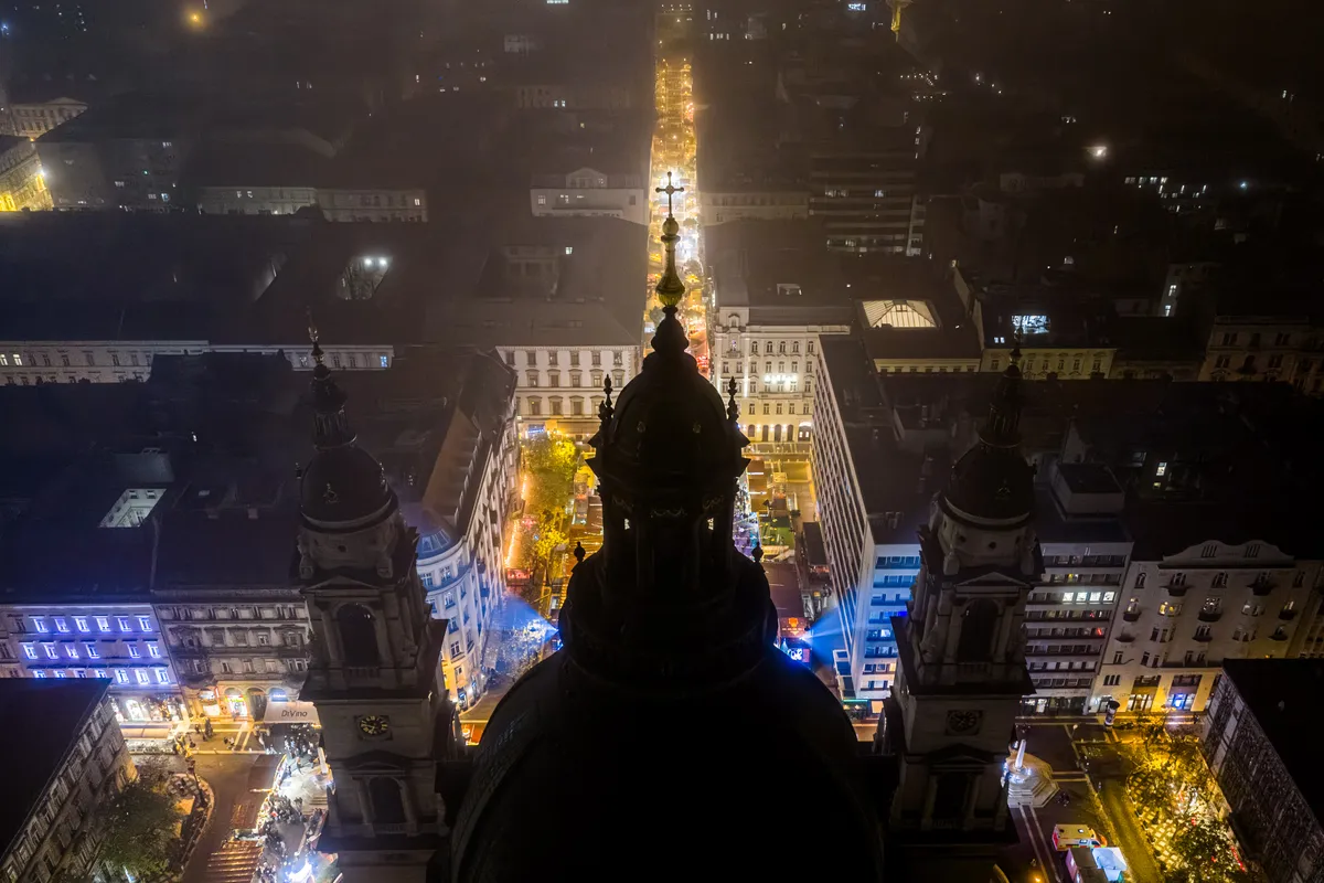 Az Advent Bazilika a bazilika tornya mögül fotózva éjszaka. 