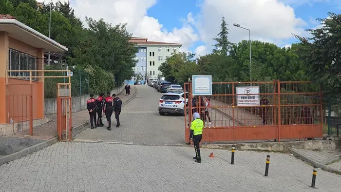 Nyolc diáklányt késeltek meg egy iskolában